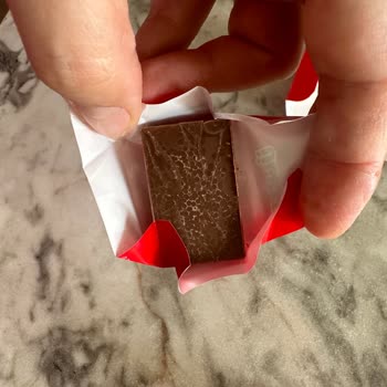 Ülker Napoliten Çikolatası Üzeri Garip Lekeler Ve Tadı Kötü