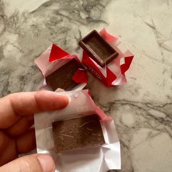 Ülker Napoliten Çikolatası Üzeri Garip Lekeler Ve Tadı Kötü