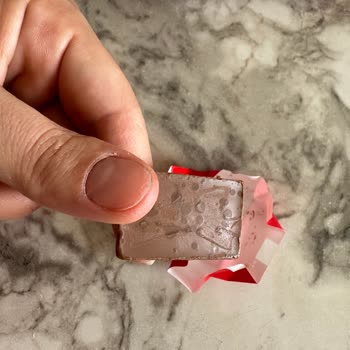 Ülker Napoliten Çikolatası Üzeri Garip Lekeler Ve Tadı Kötü