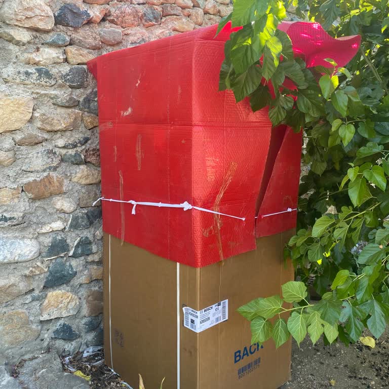 Media Markt Buzdolabını Çizdiler Sokağa Bırakıp Gittiler