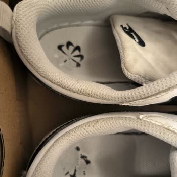 2 Ayda Çöken Nike Ayakkabı Ve İlgisiz Mağaza