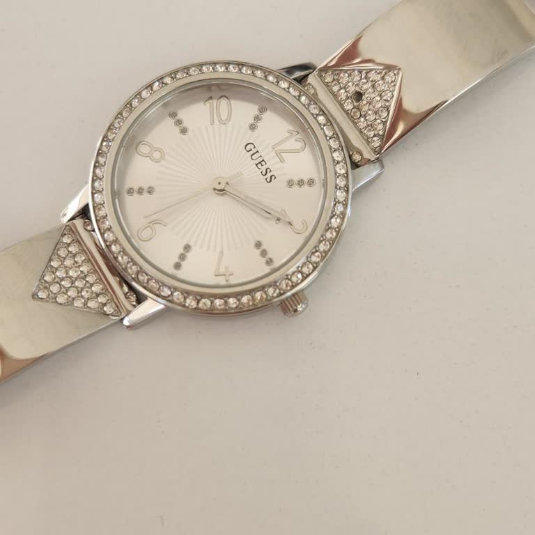 Hepsiburada'dan Aldığım Guess Saatin Taşı Düştü, Müşteri Hizmetleri İlgisiz