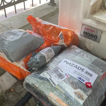 Aras Kargo Eve Uğramadan Site Kapısına Paketleri Döküp Gidiyor