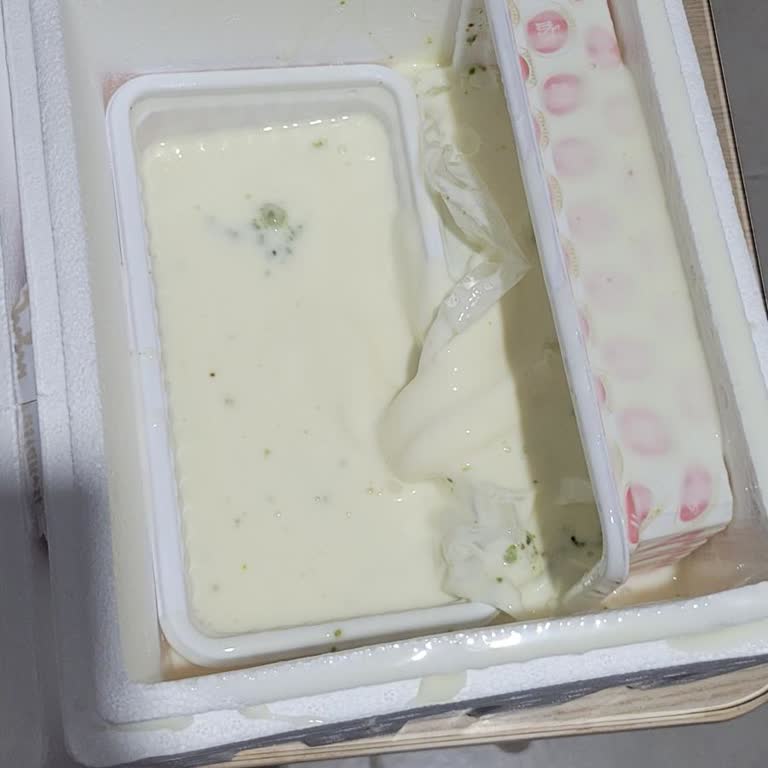 Mado Yaşar Dondurma Eridi, Kabından Aktı