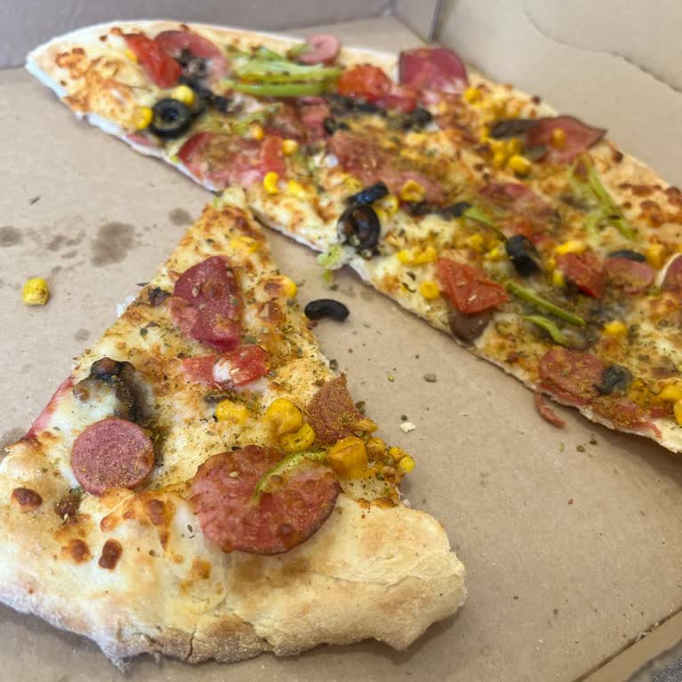 PizzaLazza Kupkuru Pizza Gönderdi