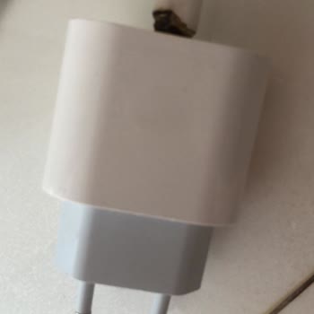 iPhone Apple Şarj Adaptörü Ve Kablosu Yandı