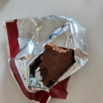 Eti Gıda Market Alışverişinde Çikolatadan Çıkan Bilinmeyen Cisim Şoku!