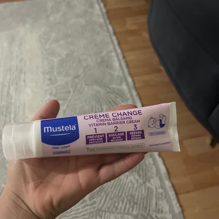 Mustela Pişik Kremi Beyaz Kabarcık Yapıyor