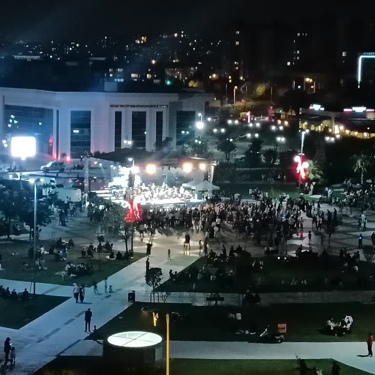 Sancaktepe Belediyesi Önünde Verilen Konser