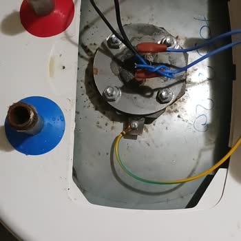 Fentes Isı Sistemleri Termosifon Paslı Su Akıtıyor