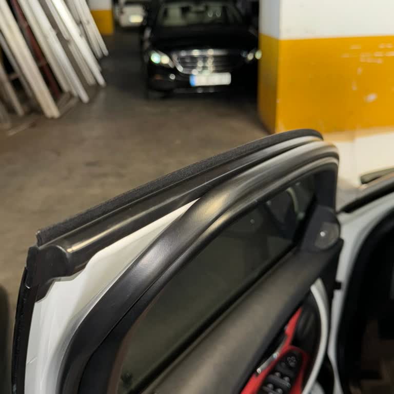 BMW F30 Kapı Direği Trim Sesi Sorunu