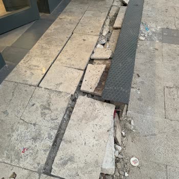 A101 Mağaza Giriş Rampasından Engelli Aracıyla Çıkamıyoruz