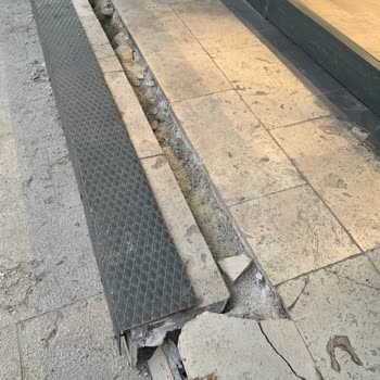A101 Mağaza Giriş Rampasından Engelli Aracıyla Çıkamıyoruz