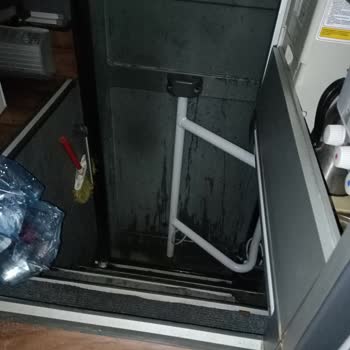 Has Turizm Yolculuk Sırasında Otobüs Orta Kapısına Tuvaletini Yapma