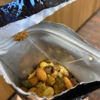 Harras Kuruyemişte Örümcek Ağı Çıktı