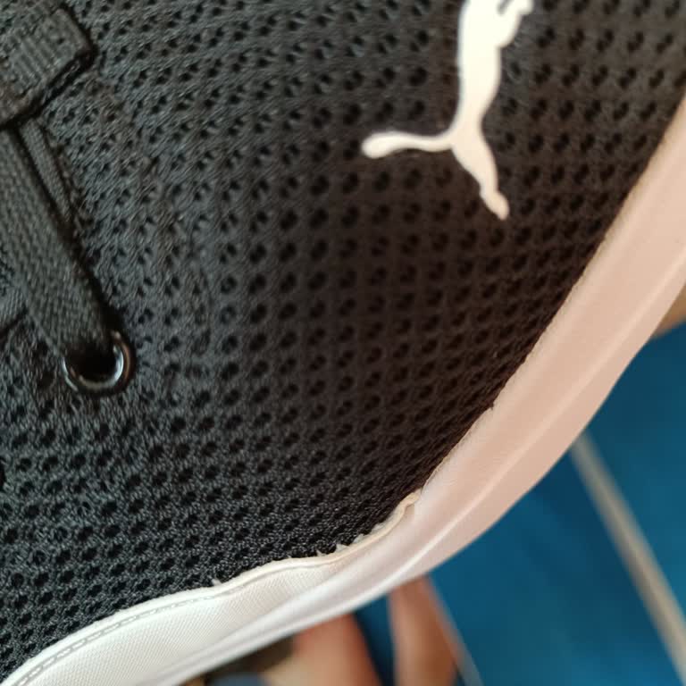 Брак в швах кроссовок Puma Anzarun Lite, но они игнорируют все