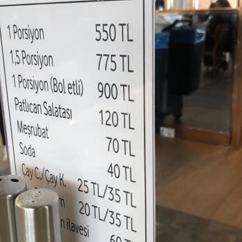 Muratlı Kebapçı İskender'de Sinekli Yemek Servisi