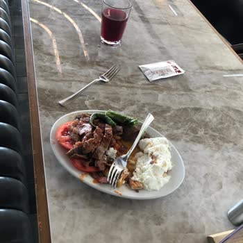 Muratlı Kebapçı İskender'de Sinekli Yemek Servisi