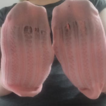 Giyildiğinde Yırtılan, Kese Kağıdından Yapılmış Penti Çocuk Çorabı