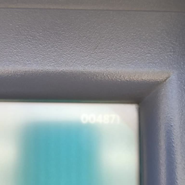 VakıfBank ATM Ye Param Sıkıştı