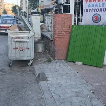 Selçuklu Belediyesi (Konya) Çöp Kutusu Şikayeti Kaldırım Kapandı