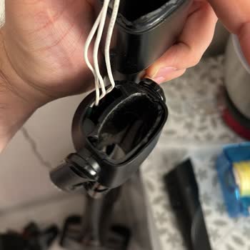 PHILIPS Ev Aletleri Philips Dikey Süpürgenin Gövdesi Kırılıp Duruyor