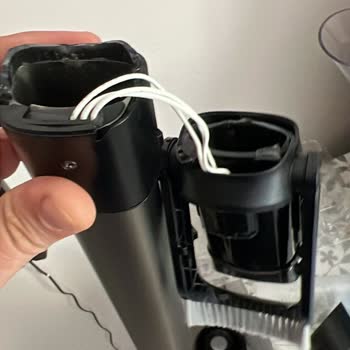 PHILIPS Ev Aletleri Philips Dikey Süpürgenin Gövdesi Kırılıp Duruyor