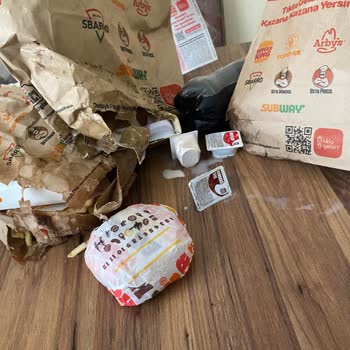 Burger King Antares Şube Paket Hazırlamıyor. İçine Fırlatıyor