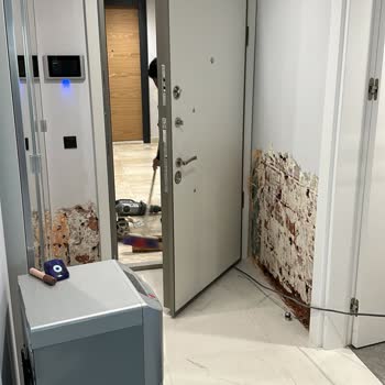 Özbek İnşaat Duvarların Su Alması, Ve Konu İle İlgisizlik