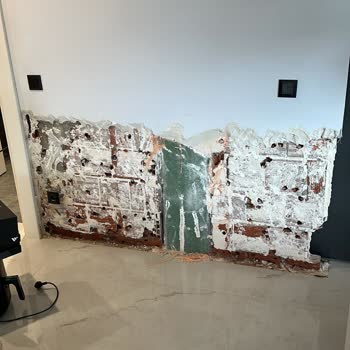 Özbek İnşaat Duvarların Su Alması, Ve Konu İle İlgisizlik