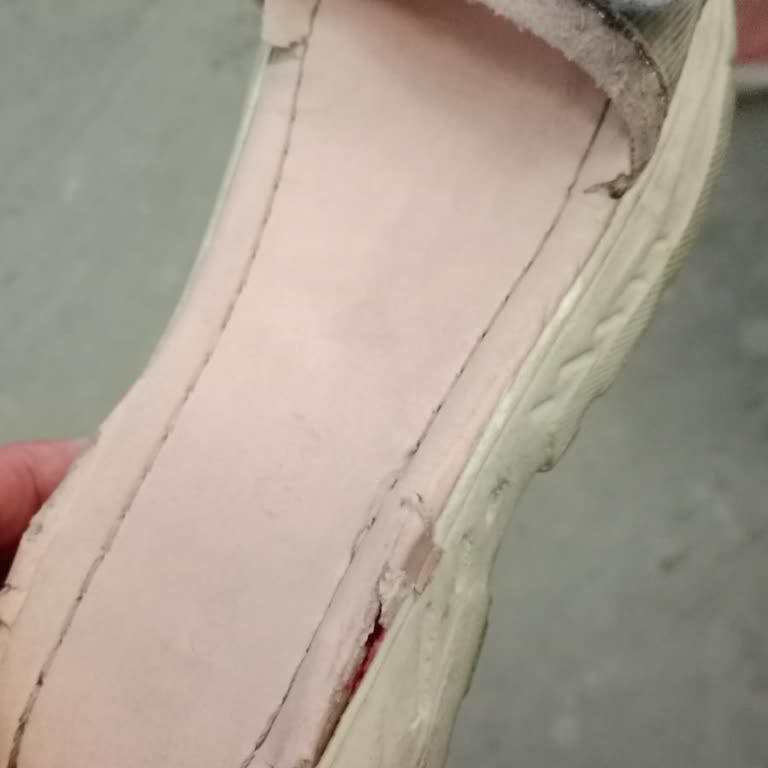 FLO Ayakkabı 2 Ay Bile Giymeden Yırtıldı