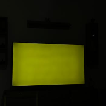 Grundig Televizyonda Renklerde Solukluk Ve Siyah Lekeler