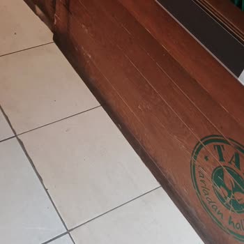Şok Marketler Sorumsuzluk Umursamazlık Ayağıma Düşen Tahta Kapak