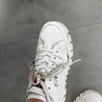 Tommy Hilfiger Ayakkabı 1,5 Ayda Mahvoldu