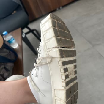 Tommy Hilfiger Ayakkabı 1,5 Ayda Mahvoldu