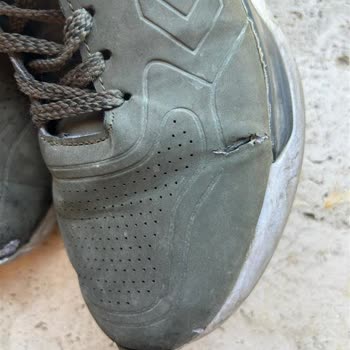 Hummel Kalitesiz Derisi Parçalanan Ayakkabı