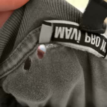 Mavi T-shirt Her Yerinden Yırtılıyor