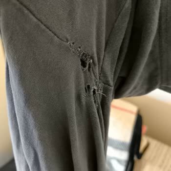 Mavi T-shirt Her Yerinden Yırtılıyor