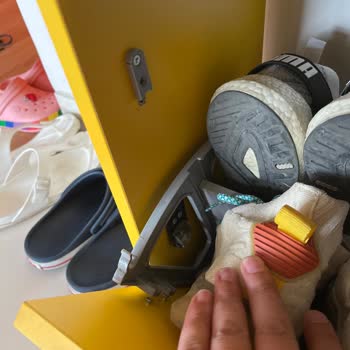 Adore Ayakkabılık Plastik Aksamları Kırıldı