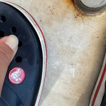 Crocs Terlik & Ayakkabı Crocs Terlikler Güneşte Küçüldü Ve Açılma Yaptı