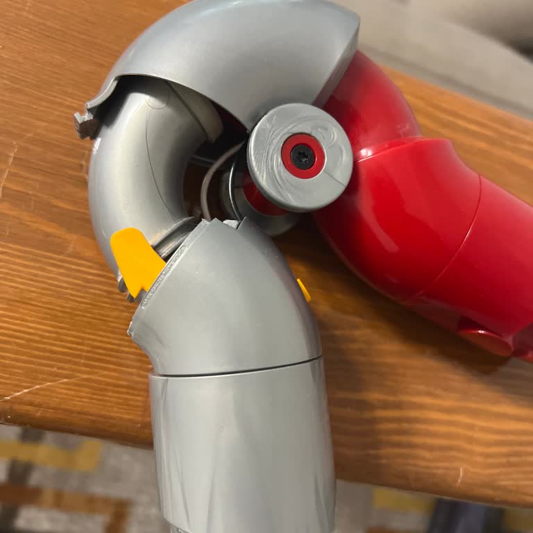 Dyson 1 Sene Bile Olmadan Koltuk Altı Adaptör Kırıldı