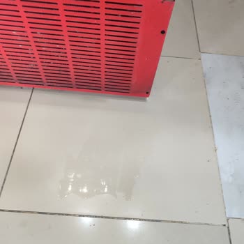 Coca-Cola Kühlschrank, langwieriger Austausch und Motorprobleme führen zu Wasseraustritt