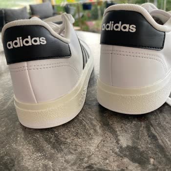 adidas Ayakkabı Sarardı Alt Tabanları Çok Kötü