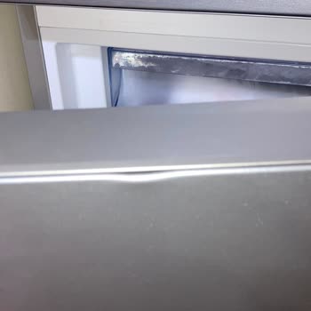 Samsung Buzdolabı Dondurucu Kapağında Şişme