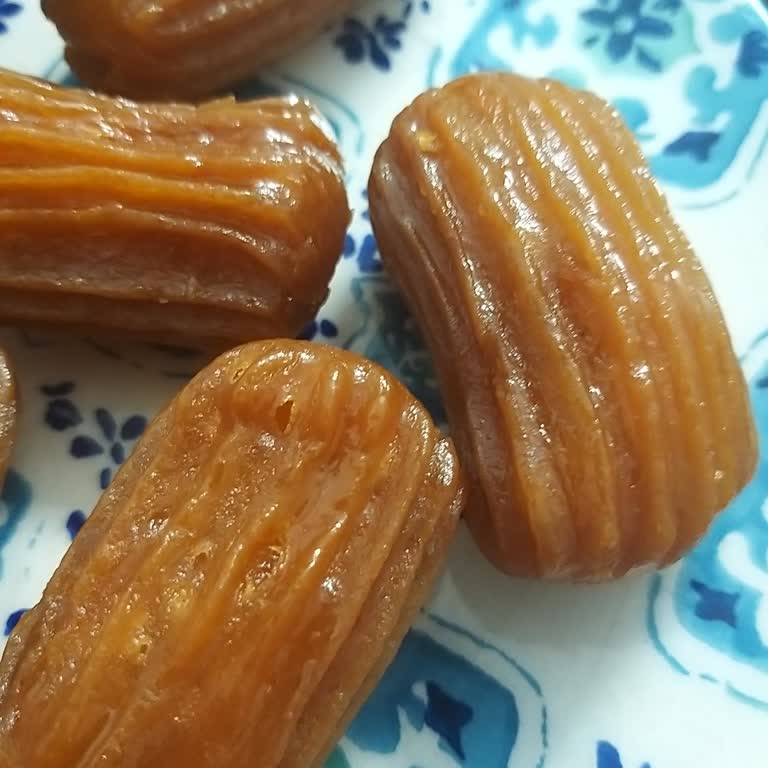 Faruk Güllüoğlu Güllüoğlu Bayat, Kötü Kokan Ve Taş Gibi Olmuş Tatlı