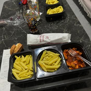 Tavuk Dünyası Makarnası Kokuyor Ve Dalga Geçiliyor