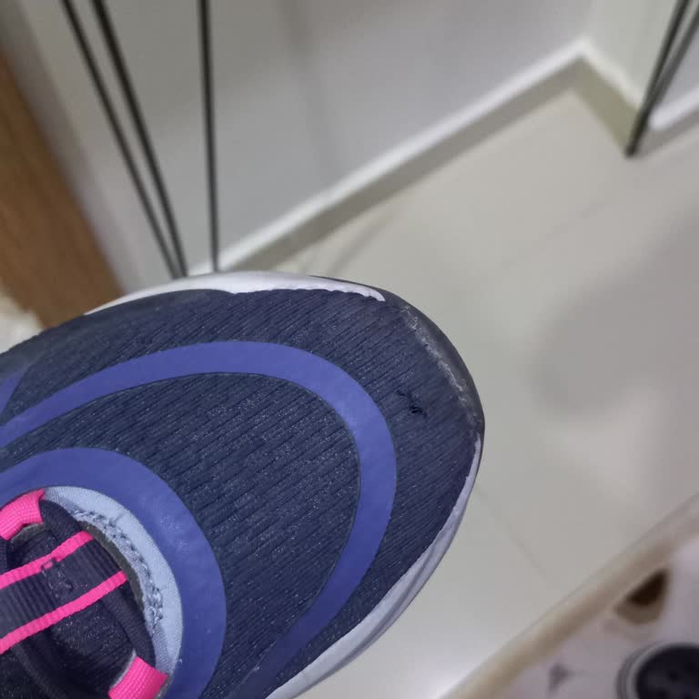 Adidas Schuhe mit Loch nach 3 Monaten, enttäuschung über mangelnde Haltbarkeit