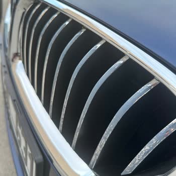 BMW F10 Ön Cam Plastik Fitiller Deforme