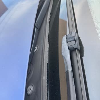 BMW F10 Ön Cam Plastik Fitiller Deforme