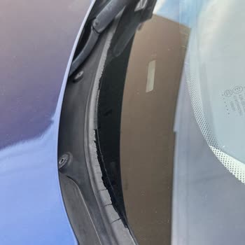 BMW F10 Ön Cam Plastik Fitiller Deforme